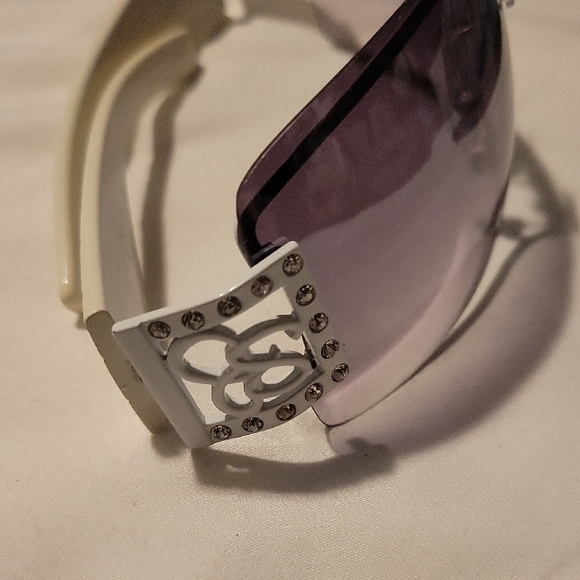 Jessica Simpson Stylish White and Black Sunglasses with Case - Picture 7 of 11